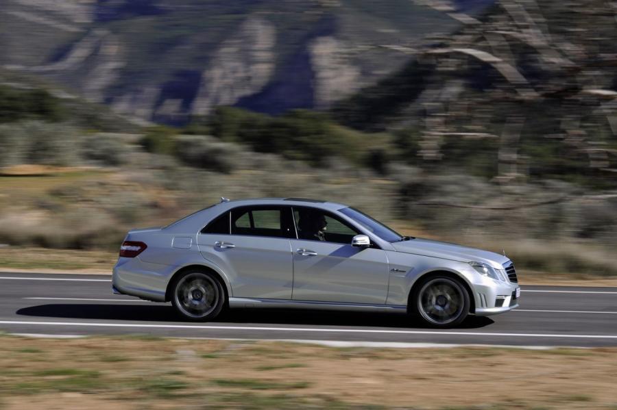  Mercedes-Benz E63 AMG 2010 года  (фото 38 из 57)